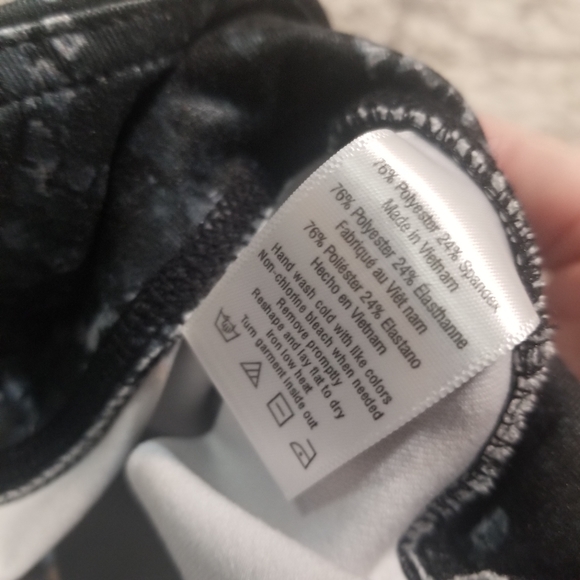 💘 alo Cropped Snakeskin Print Leggings - Picture 3 of 5